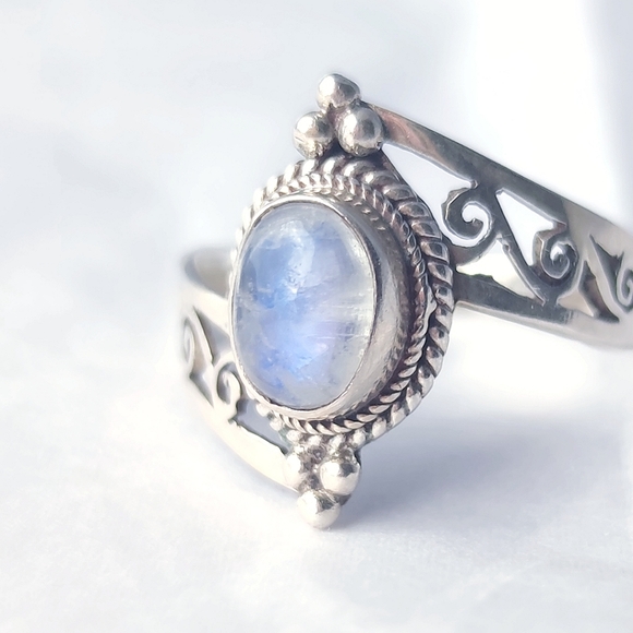 Moonstone & sterling silver ring with open scrollwork band - Picture 2 of 9